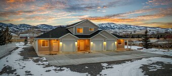 2 ACRES-Pickleball/B-Ball-Hot Tub-Sleeps 34-Fire Pit