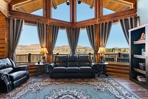 TV connectée, cheminée, baby-foot, livres