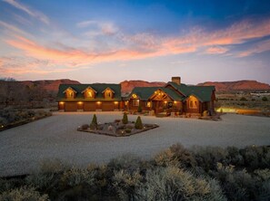 Exterior - Luxury Cabin: Hot Tub, Firepit, Pickleball, Views! (Kanab)