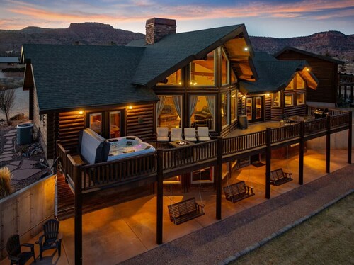 Luxury Cabin: Hot Tub, Firepit, Pickleball, Views!