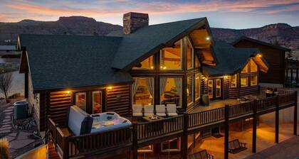 Luxury Cabin: Hot Tub, Firepit, Pickleball, Views!