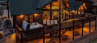 Luxury Cabin: Hot Tub, Firepit, Pickleball, Views!