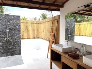 Shower, hair dryer, towels, soap - The Gili Beach Resort Villa.3,  4 BR Villa Gili Trawangan - 50m from The Beach (Lombok Utara)