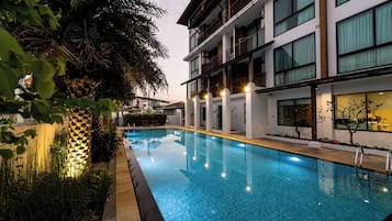 Hồ bơi ngoài trời