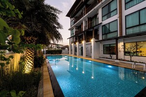 Una piscina al aire libre