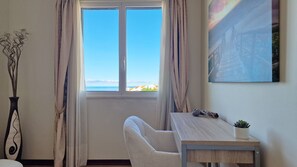 Interior - Seaside Orchid by LovelyStay (Câmara De Lobos)