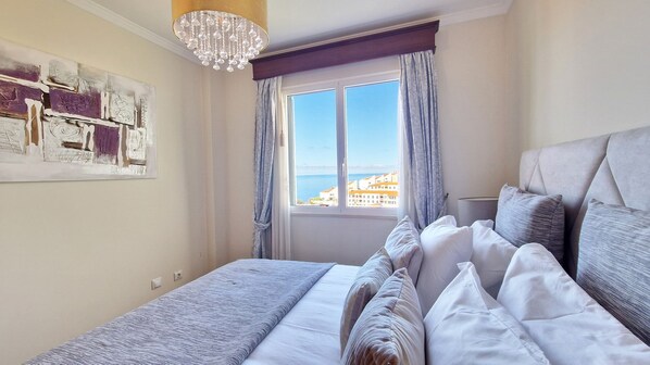 2 bedrooms, iron/ironing board, travel cot, free WiFi - Seaside Orchid by LovelyStay (Câmara De Lobos)