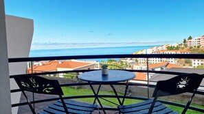 Outdoor dining - Seaside Orchid by LovelyStay (Câmara De Lobos)