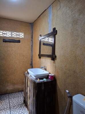 Deluxe Twin Room, Patio | Bathroom