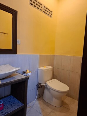 Shower, bidet, towels, soap - Brown Sugar Homestay (Gili Trawangan)