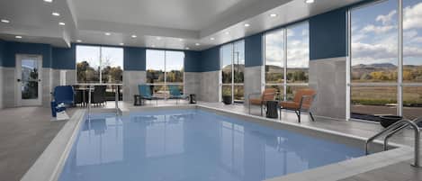 Una piscina cubierta