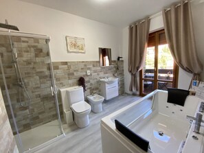 Suite con vasca idromassaggio VENERE | Bathroom | Free toiletries, hair dryer, towels, soap