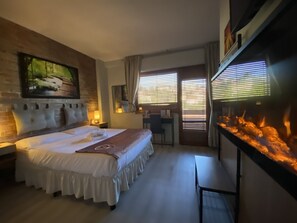 Suite con vasca idromassaggio AFRODITE | Premium bedding, down comforters, pillowtop beds, individually decorated - Perugia Suite B&B (Perugia)