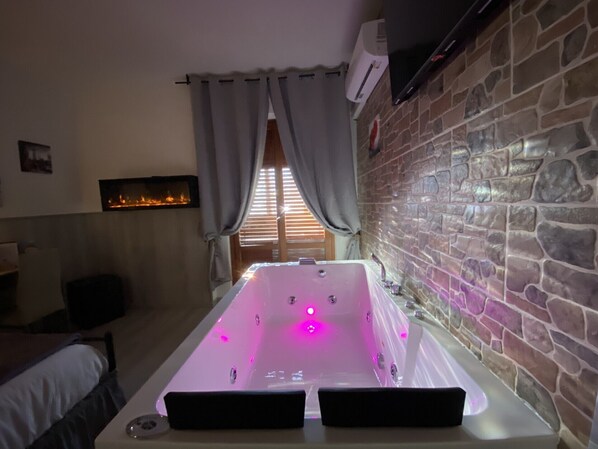 Suite con vasca idromassaggio PSICHE | Sengetøy av topp kvalitet, dundyner og senger med overmadrass