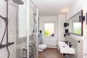 Een douche, een haardroger, handdoeken