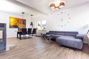 Een televisie en een open haard