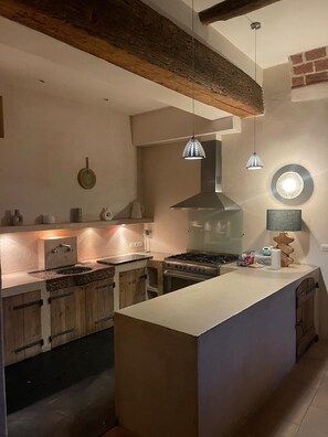 Een koelkast, een microgolfoven, een oven, een kookplaat