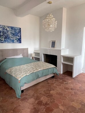 4 bedrooms, desk, iron/ironing board, travel cot