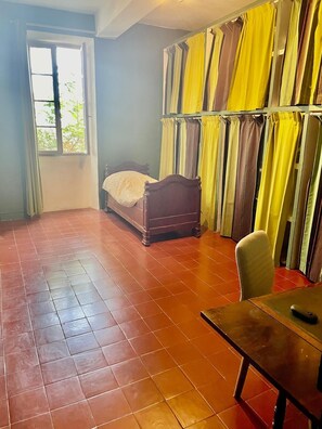 4 Schlafzimmer, Schreibtisch, Bügeleisen/Bügelbrett, Reisekinderbett