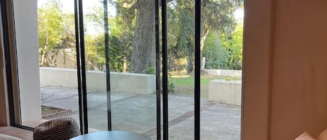 Jeux vidéo, table de tennis de table, écrans d'ordinateur, imprimantes