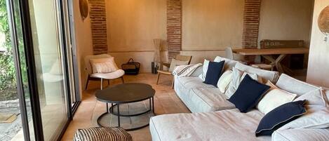 Jeux vidéo, table de tennis de table, écrans d'ordinateur, imprimantes