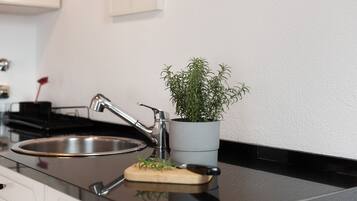 Kühlschrank, Ofen, Herdplatte, Wasserkocher mit Kaffee-/Teezubehör