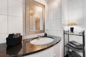 Dusch, hårtork och handdukar