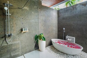 Vila, 1 quarto, piscina particular | Banheiro | Banheira e chuveiro separados, secador de cabelo, toalhas de banho 