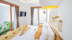 Een moderne hotelkamer met een groot bed, een flatscreen televisie en een balkon met uitzicht op zee.