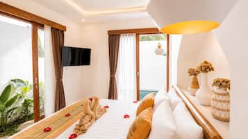 Habitación de hotel con cama, televisor y vista al exterior.