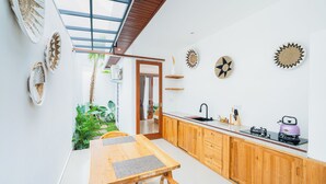 Een moderne keuken met houten kastjes, een wit aanrechtblad en een inbouwfornuis.