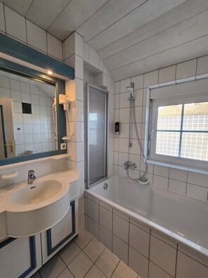 Dusj, hårføner og håndklær