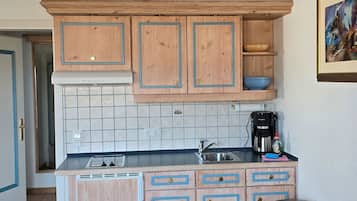 Geladeira, cooktop, cafeteira/chaleira, chaleira elétrica