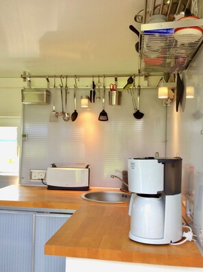 Kühlschrank, Herdplatte, Wasserkocher mit Kaffee-/Teezubehör