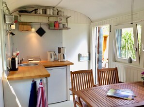 Fridge, stovetop, coffee/tea maker, electric kettle