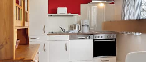 Frigorífico, microondas, horno y placa de cocina
