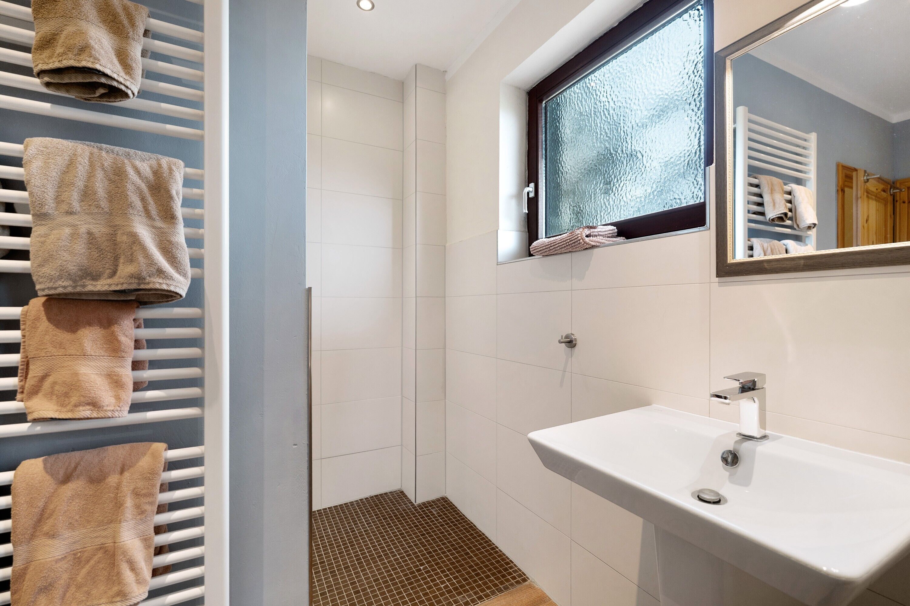 Dusch, hårtork och handdukar