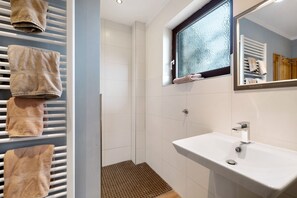 Dusche, Haartrockner, Handtücher