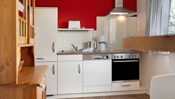 Een koelkast, een magnetron, een oven, een kookplaat