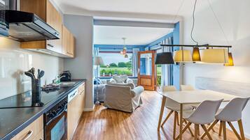 Een koelkast, een magnetron, een oven, een kookplaat