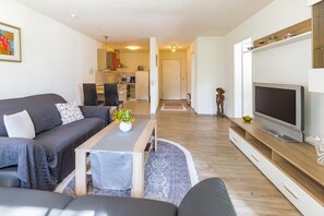 TV - Apartment 'Manns' with Shared Garden, Balcony and Wi-Fi (Wasserburg (Bodensee))