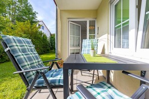 Outdoor dining - Apartment 'Manns' with Shared Garden, Balcony and Wi-Fi (Wasserburg (Bodensee))