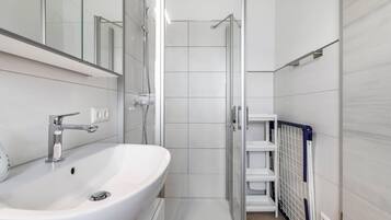 Dusj, hårføner og håndklær