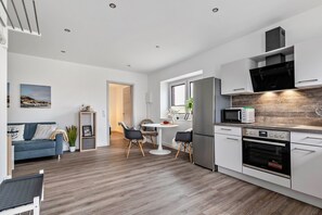 Kylskåp, mikrovågsugn, ugn och spishäll