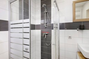 Chuveiro, produtos de toalete grátis, secador de cabelo 