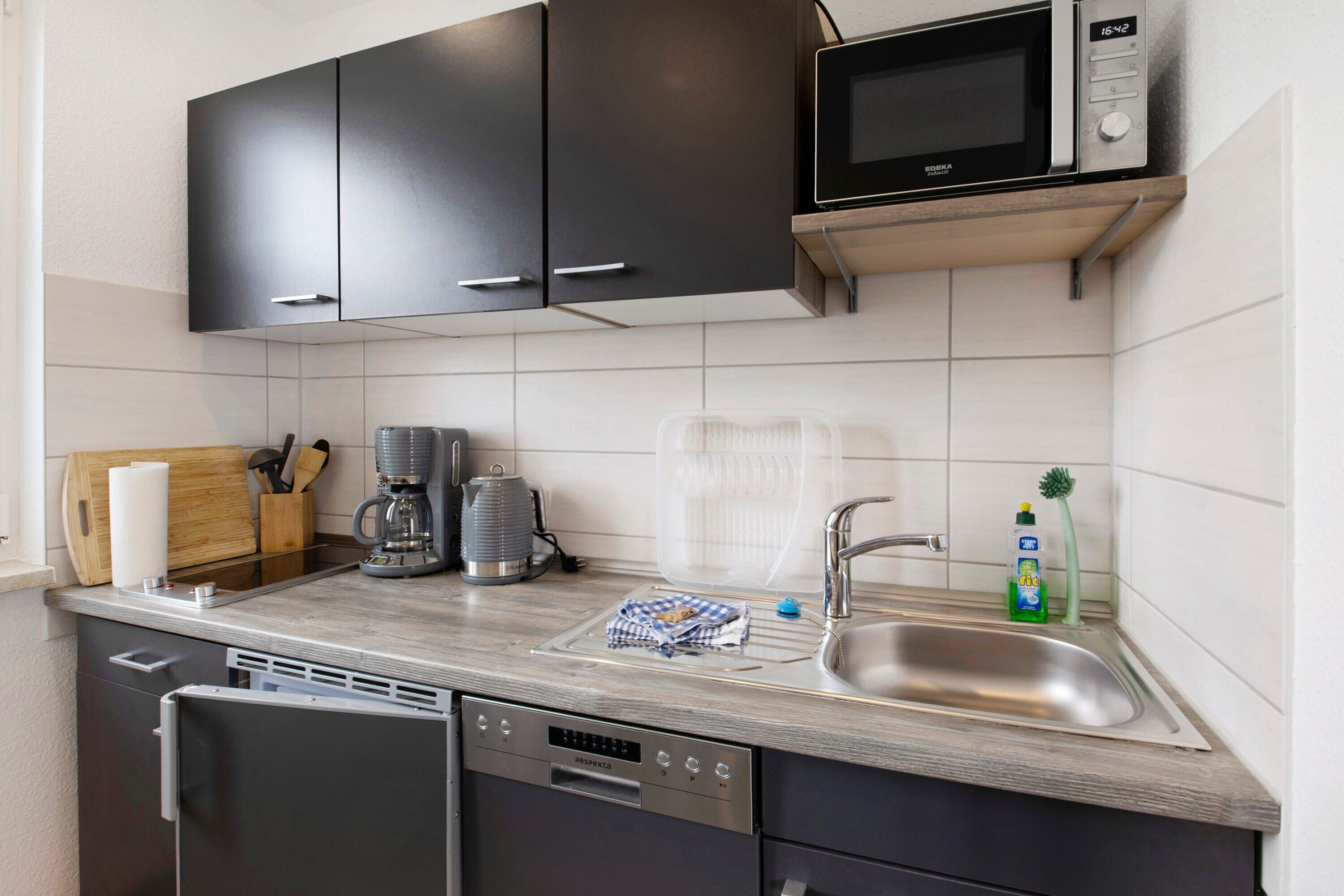 Fridge, microwave, stovetop, dishwasher