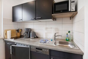 Kühlschrank, Mikrowelle, Herdplatte, Geschirrspüler