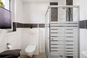 Ducha, artículos de higiene personal gratuitos y secador de pelo