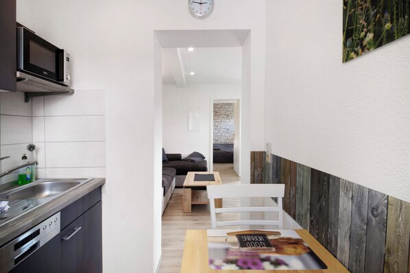 Fridge, microwave, stovetop, dishwasher - Apartment 'Pfauenhof' with Mountain View, Balcony and Wi-Fi (Harztor)