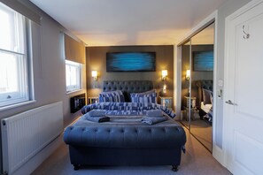 3 bedrooms, desk, iron/ironing board, free WiFi